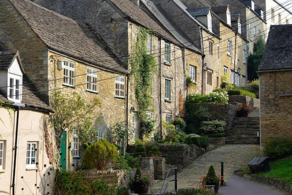 Stylish One Bedroom Cotswold Coach House Тетбъри Екстериор снимка
