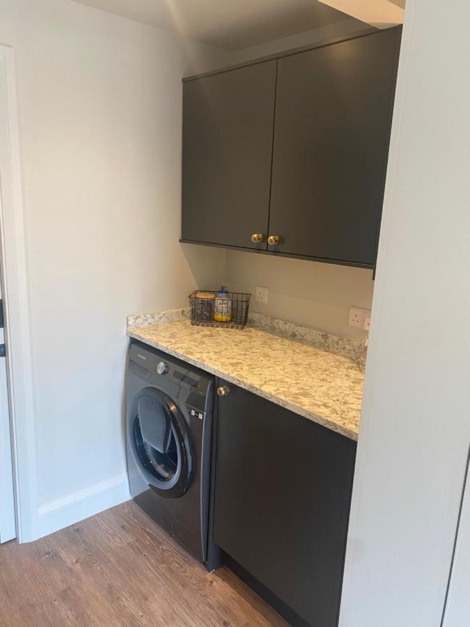 Stylish One Bedroom Cotswold Coach House Тетбъри Екстериор снимка