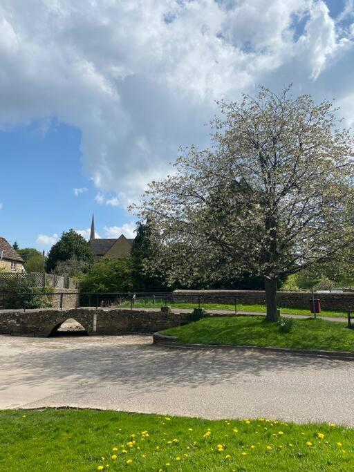 Stylish One Bedroom Cotswold Coach House Тетбъри Екстериор снимка