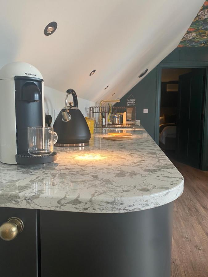 Stylish One Bedroom Cotswold Coach House Тетбъри Екстериор снимка