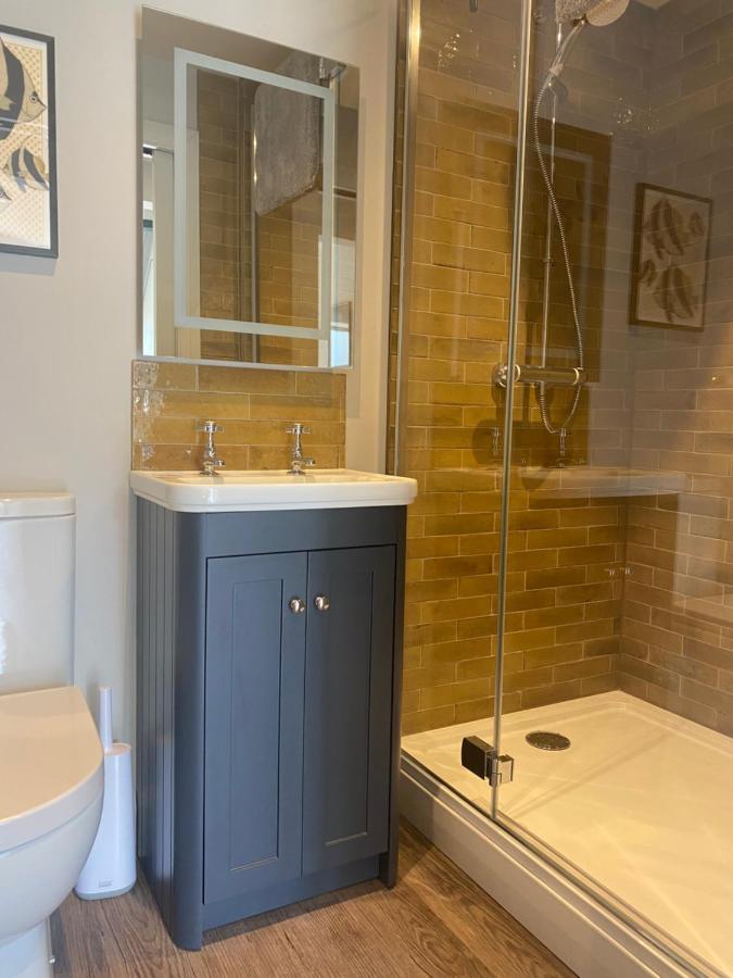 Stylish One Bedroom Cotswold Coach House Тетбъри Екстериор снимка