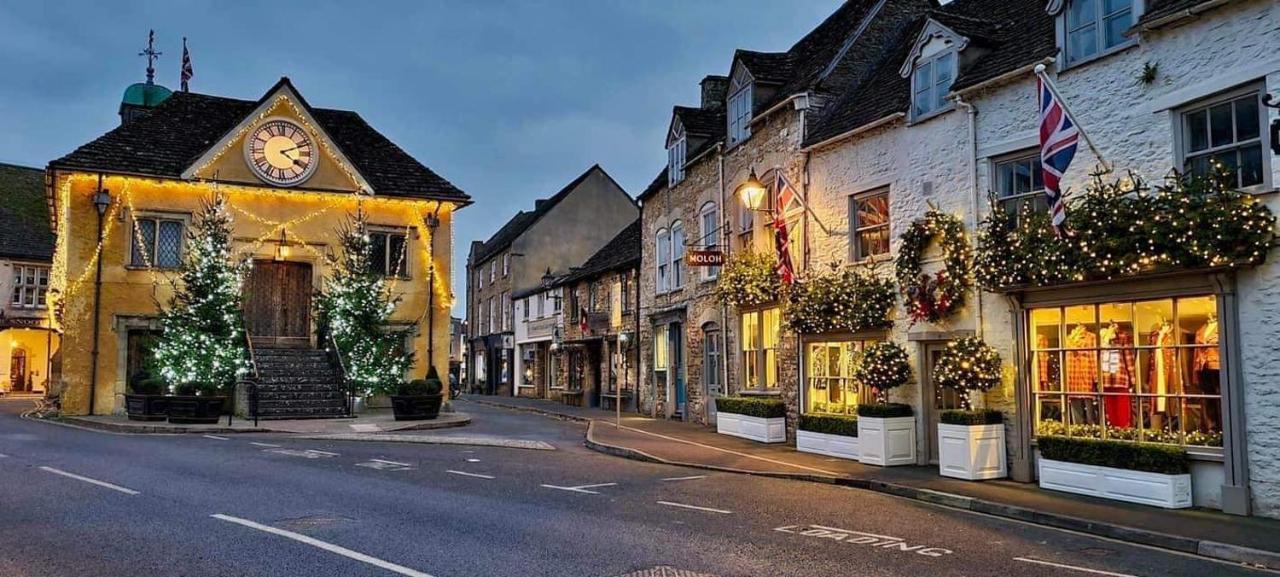 Stylish One Bedroom Cotswold Coach House Тетбъри Екстериор снимка