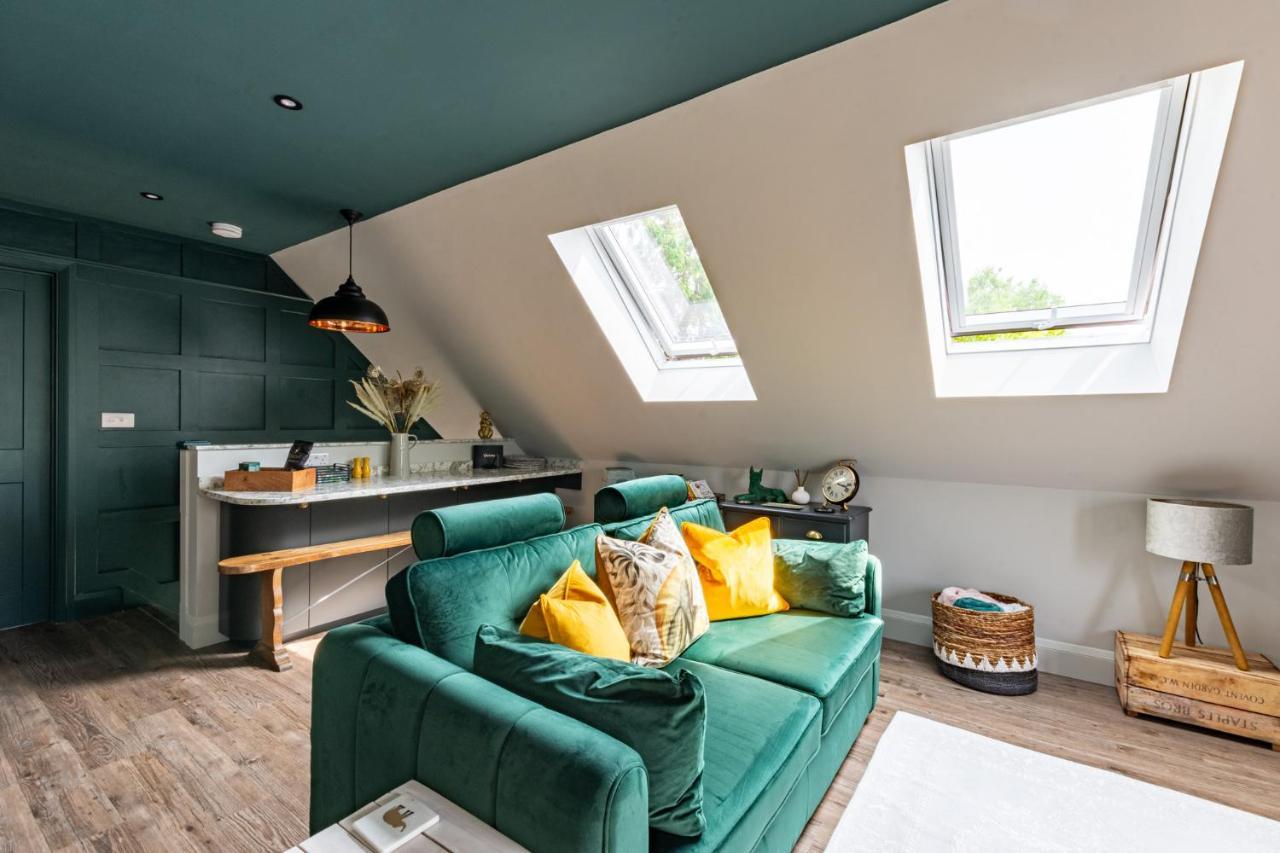Stylish One Bedroom Cotswold Coach House Тетбъри Екстериор снимка