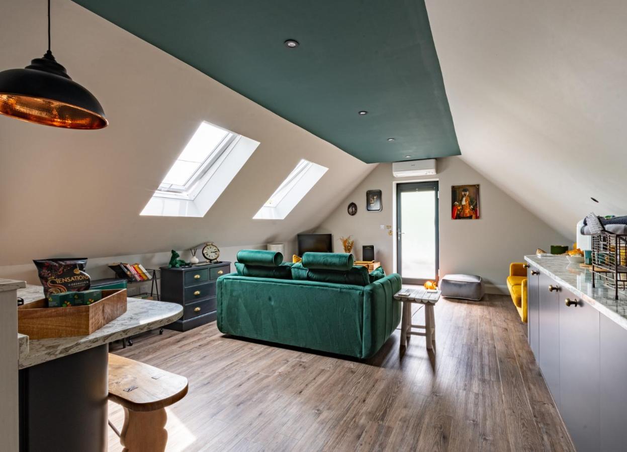 Stylish One Bedroom Cotswold Coach House Тетбъри Екстериор снимка